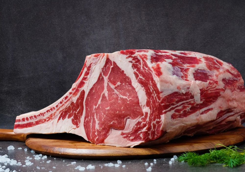 Marmorierter Rinderrücken mit Knochen vor dem Dry Aging