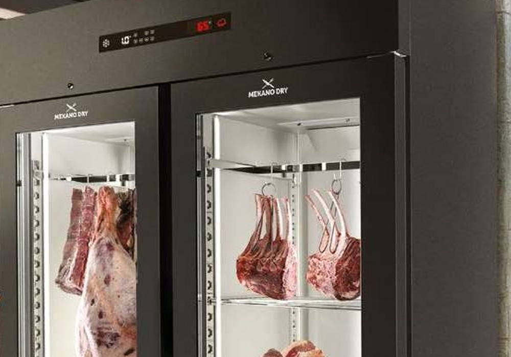 Fleisch an Haken im Reifeschrank Afinox Mekano Dry