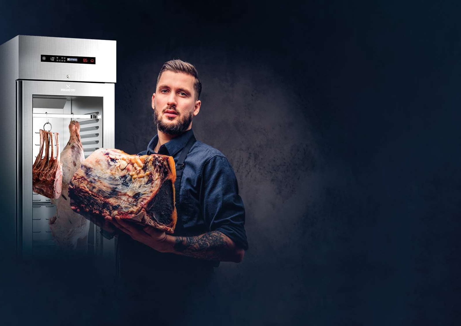 Koch mit Dry Aged Rinderrücken vor dem Afinox Mekano Dry 700