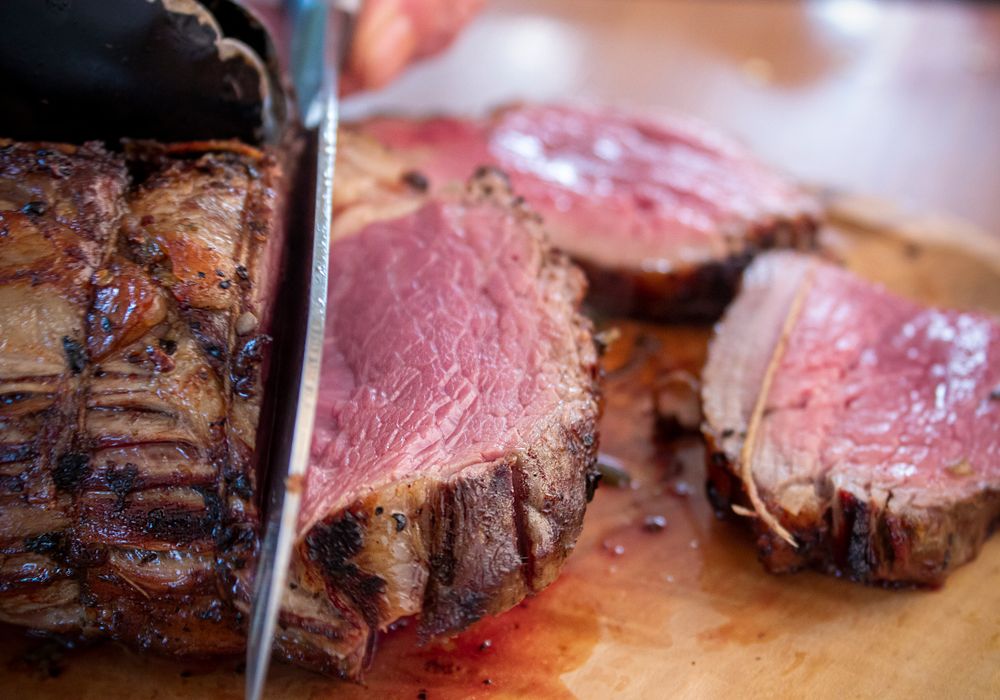 Saftiges Dry Aged Rindsfilet wird aufgeschnitten