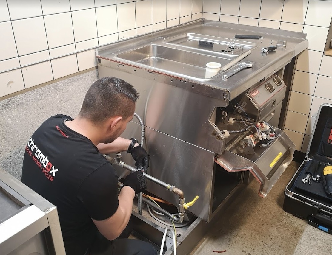 Techniker beim Service in einer Grossküche