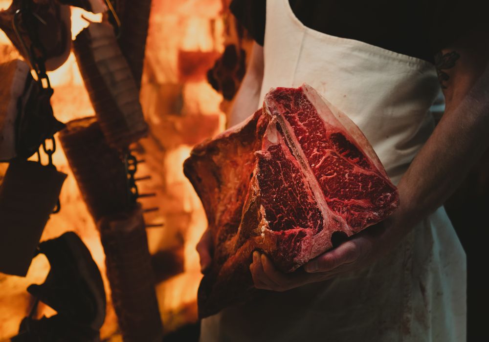 Metzger mit Dry Aged T-Bone-Steak